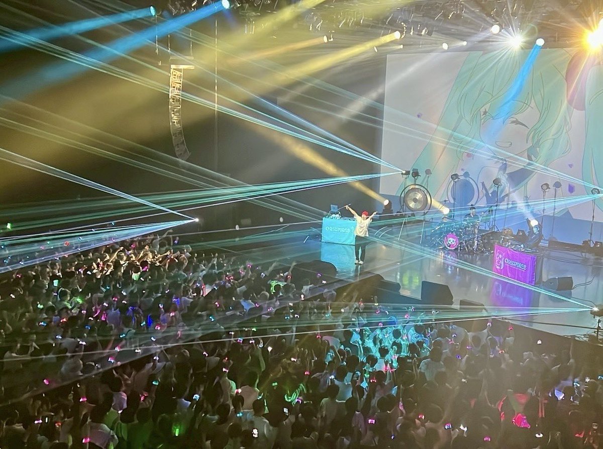 pinocchiop's tweet photo. ワンマンライブ「CREATURES」無事終演しました！ 

今回、アイマイナとどうしてちゃんが15年の歳月を経て初めて立体物となり、ステージに発現しました。圧倒的丸み。 
みなさん特別感のある盛り上がりを本当にありがとうございました！ またお会いしましょう！ 

#CREATURES #ピノキオピー https://t.co/1pGjwMKbU7