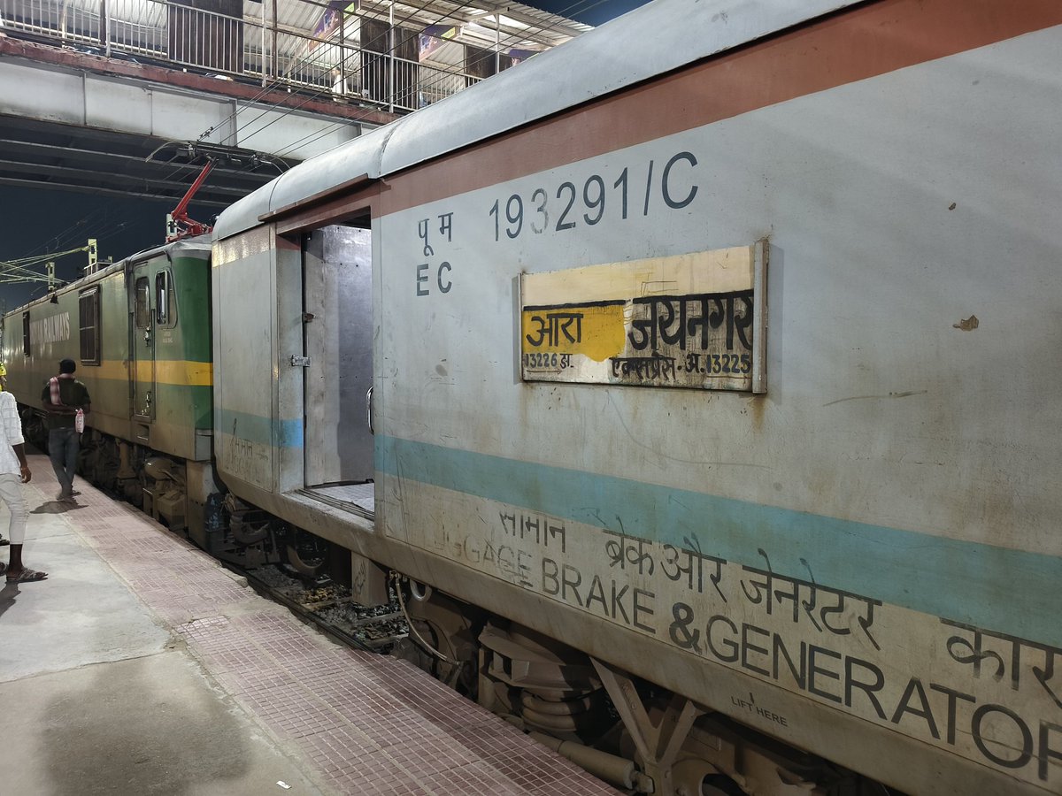 Xsanjay_2030's tweet image. What a pathetic train board design for 13225/26 Ara jaynagar intercity express.😪 Main T.B is just like made with Jugaad System and writing is also loook like so waered. Kindly arrange a fresh train board for this train.  #Asap
@drmdnr @ECRlyHJP @RailwaySeva @RailMinIndia