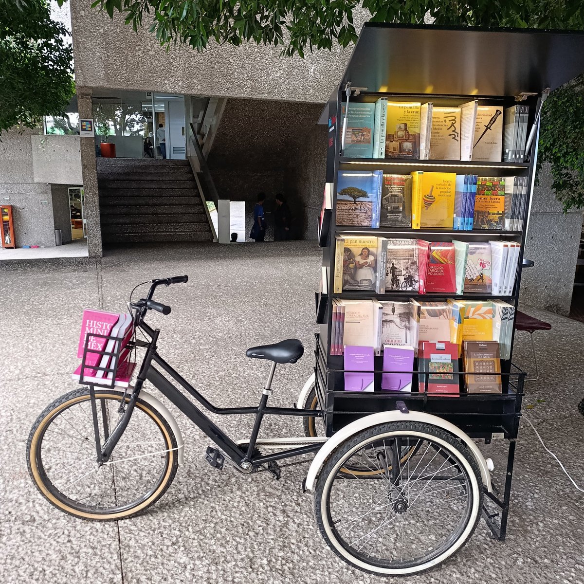Publicaciones de El Colegio de México (@libroscolmex) on Twitter photo 🎒🏫Inicia la 9ª Feria de licenciaturas y posgrados y café con 
Colmecas alumni.
Te esperamos hoy hasta las 14:00 en nuestras instalaciones. 
¡Conoce cómo formar parte de la #ComunidadColmex! 
En la explanada principal Colmex y la #BiclaColmex con 20% de descuento 🎒🏫Inicia la 9ª Feria de licenciaturas y posgrados y café con 
Colmecas alumni.
Te esperamos hoy hasta las 14:00 en nuestras instalaciones. 
¡Conoce cómo formar parte de la #ComunidadColmex! 
En la explanada principal Colmex y la #BiclaColmex con 20% de descuento