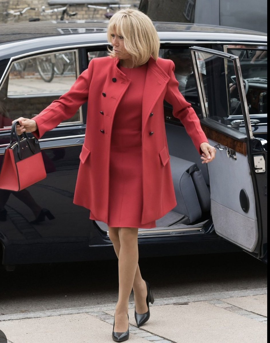 Escalet83's tweet image. Dites 33 :
33 333 € par mois, c'est ce que Brigitte Macron prend aux Français chaque mois.
Ne me demandez pas pourquoi autant d'argent alors que tout est gratuit pour elle au Palais de l'Elysée. Cuisinier, chauffeur, toiletteur ... Tout !
#BrigitteMacron #PognonDeDingue