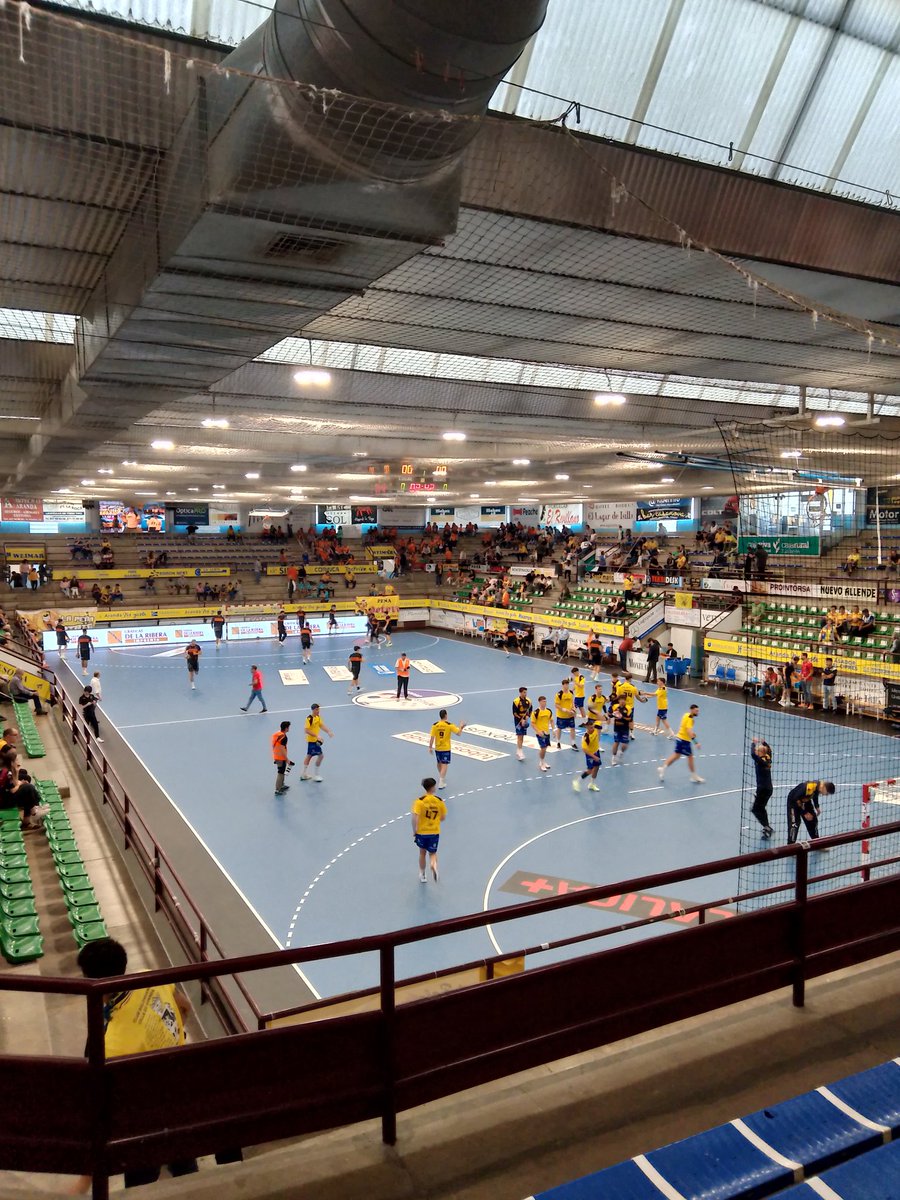 Televisión Aranda (@telearanda) on Twitter photo Todo listo para el partido en el Santiago Manguán 🏟️ entre el <a href="/bmvillaaranda/">Club Balonmano Villa de Aranda</a> y el <a href="/BMTorrelavega/">Bathco Balonmano Torrelavega</a>
Los equipos calentando y las gradas llenándose poco a poco.
#vda #deporte #telearanda #televisionaranda #asobal Todo listo para el partido en el Santiago Manguán 🏟️ entre el <a href="/bmvillaaranda/">Club Balonmano Villa de Aranda</a> y el <a href="/BMTorrelavega/">Bathco Balonmano Torrelavega</a>
Los equipos calentando y las gradas llenándose poco a poco.
#vda #deporte #telearanda #televisionaranda #asobal