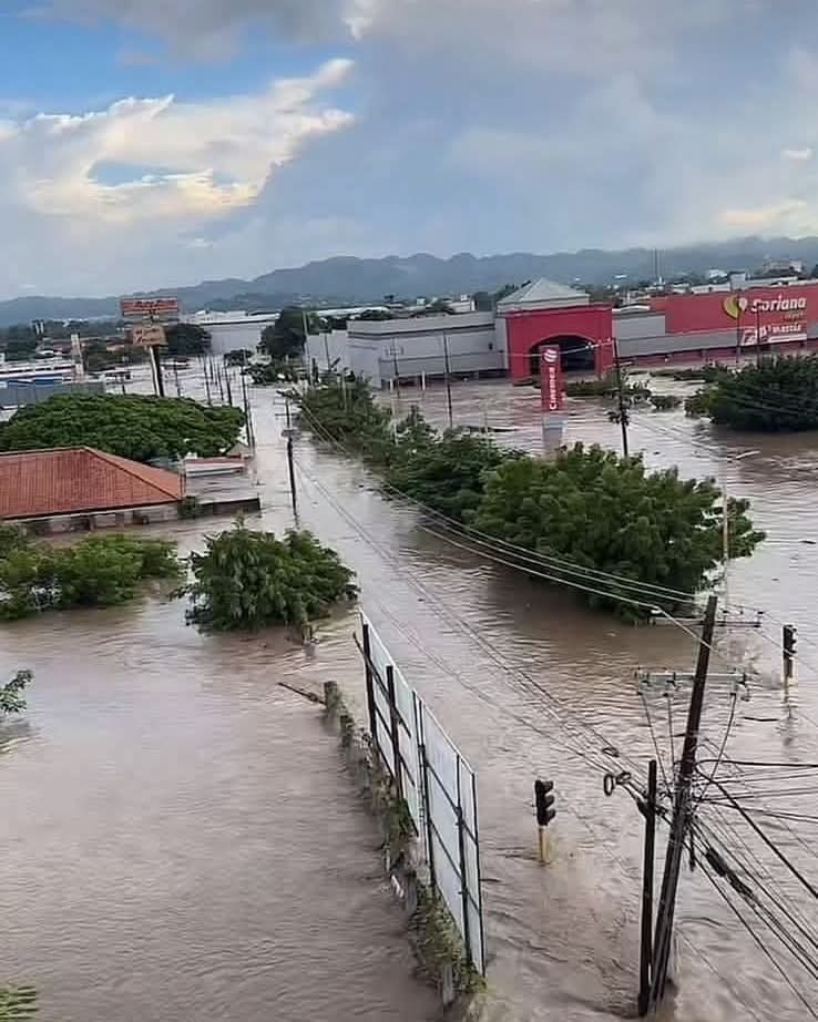 elhumanoinerte's tweet photo. 👁️‍🗨️ | Terrible tragedia en 🇲🇽 #México. Ciudades inundadas, pueblos sepultados y carreteras totalmente destruídas desde la Sierra Norte #Puebla hasta #Veracruz a causa de la #TormentaJerry. 

#Apagón #Sinluz #CambioClimático #Huauchinango #Tuxpan #PozaRica https://t.co/GfyhCXdmJR