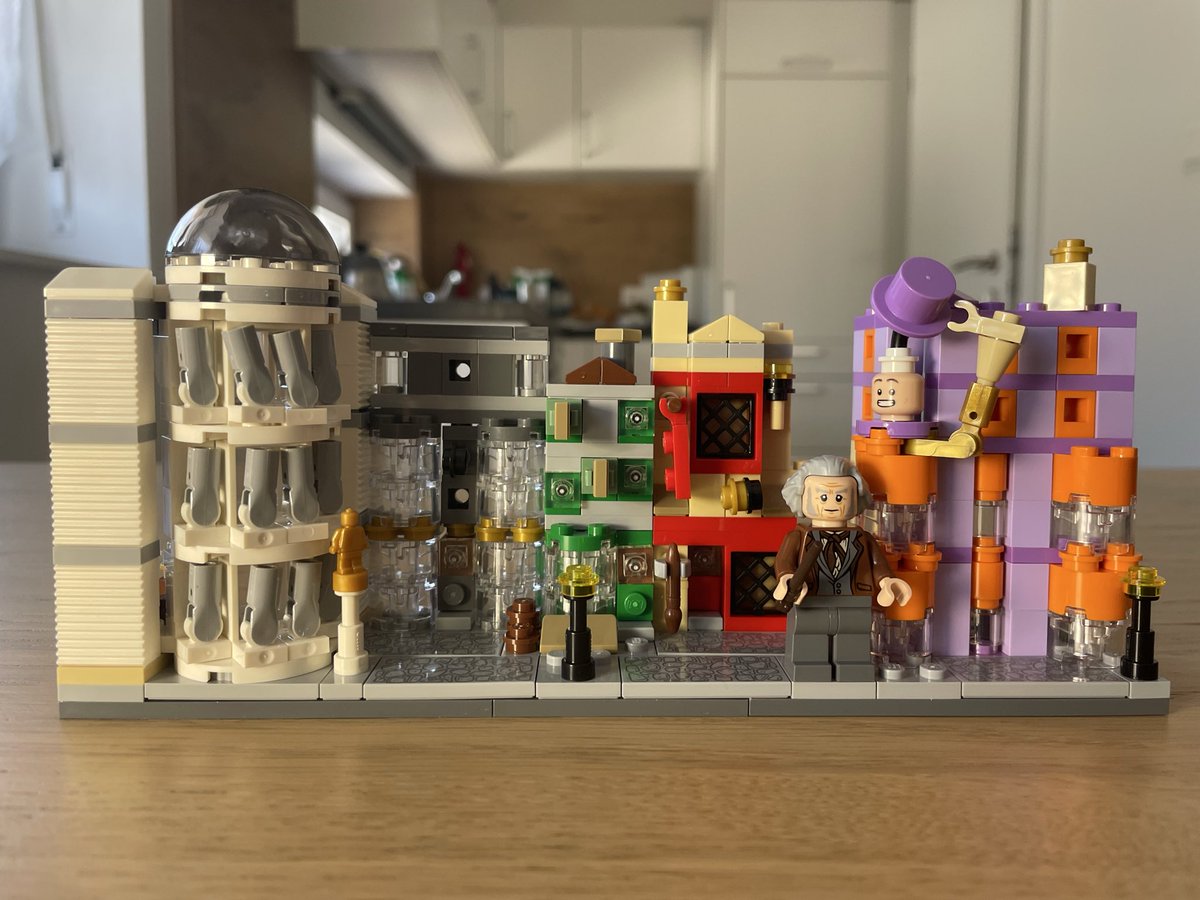 bricksvsgabry's tweet photo. This small set, 2018 promotional gift to purchase is pretty cute attempt of the miniaturing the Lego Harry Potter ;) https://t.co/GWLYwLZh5t