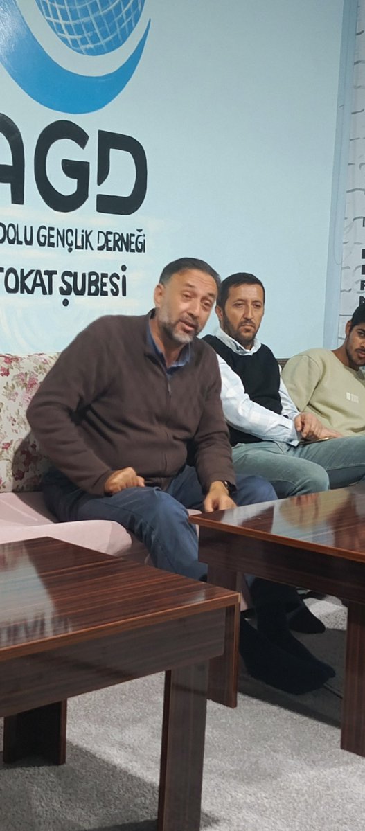 Tokatagd's tweet image. 📖 Bu haftaki Cumartesi Buluşmamızda Ümit Baz hocamızla birlikte Zeyd-ül Hayr konusunu işledik. 🌿
Sahabe efendilerimizin örnek hayatlarından ilham alarak iman, cesaret ve teslimiyet üzerine dolu dolu bir sohbet gerçekleştirdik. 🤍
#CumartesiBuluşmaları #AGDTokat #ZeydülHayr