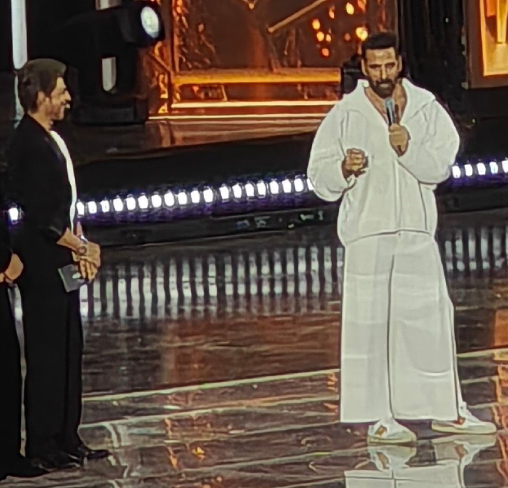 PanIndiaReview's tweet image. TWO BIGGEST SELF MADE MEGASTARS TOGETHER 🔥🔥🔥🔥

#AkshayKumar &amp;amp; #ShahRukhKhan 😍📈

#FilmfareAwards2025