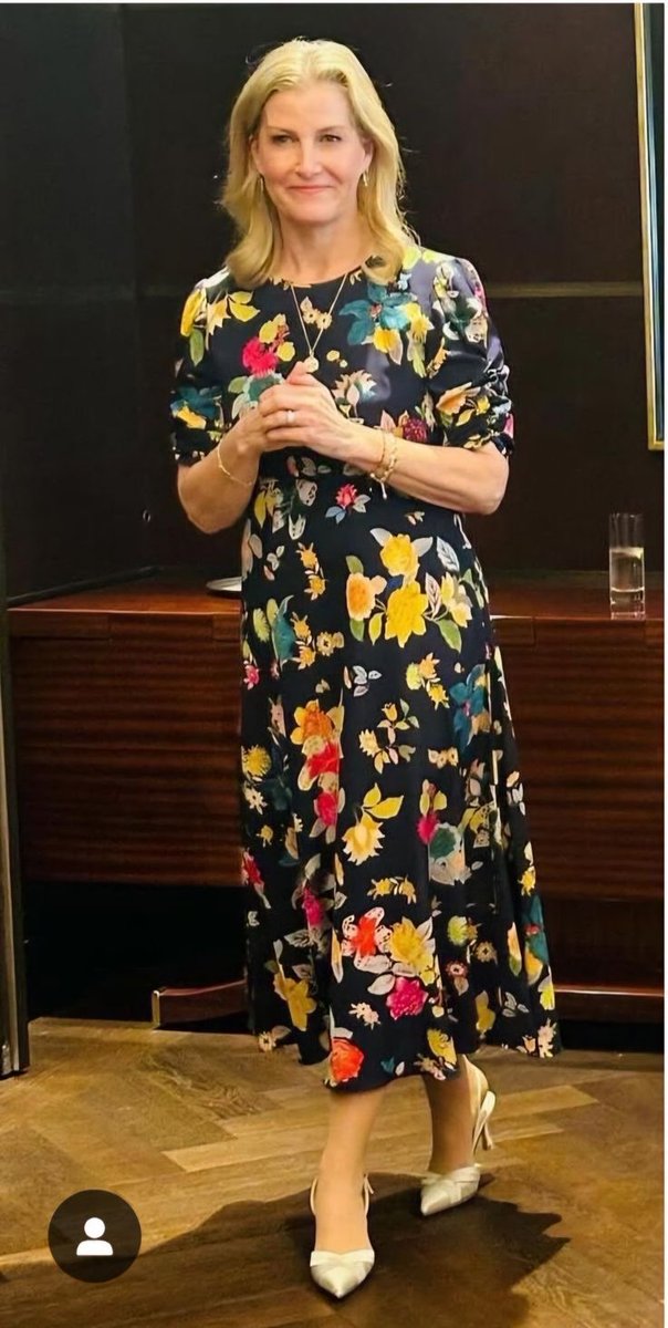 servingsophie's tweet image. Good evening 🌸
Weekend warmth and a hint of floral joy x

#TheDuchessOfEdinburgh #SophieWessex #RoyalStyle #WeekendVibes #GoodEvening #FloralElegance #RoyalCharm #HRH