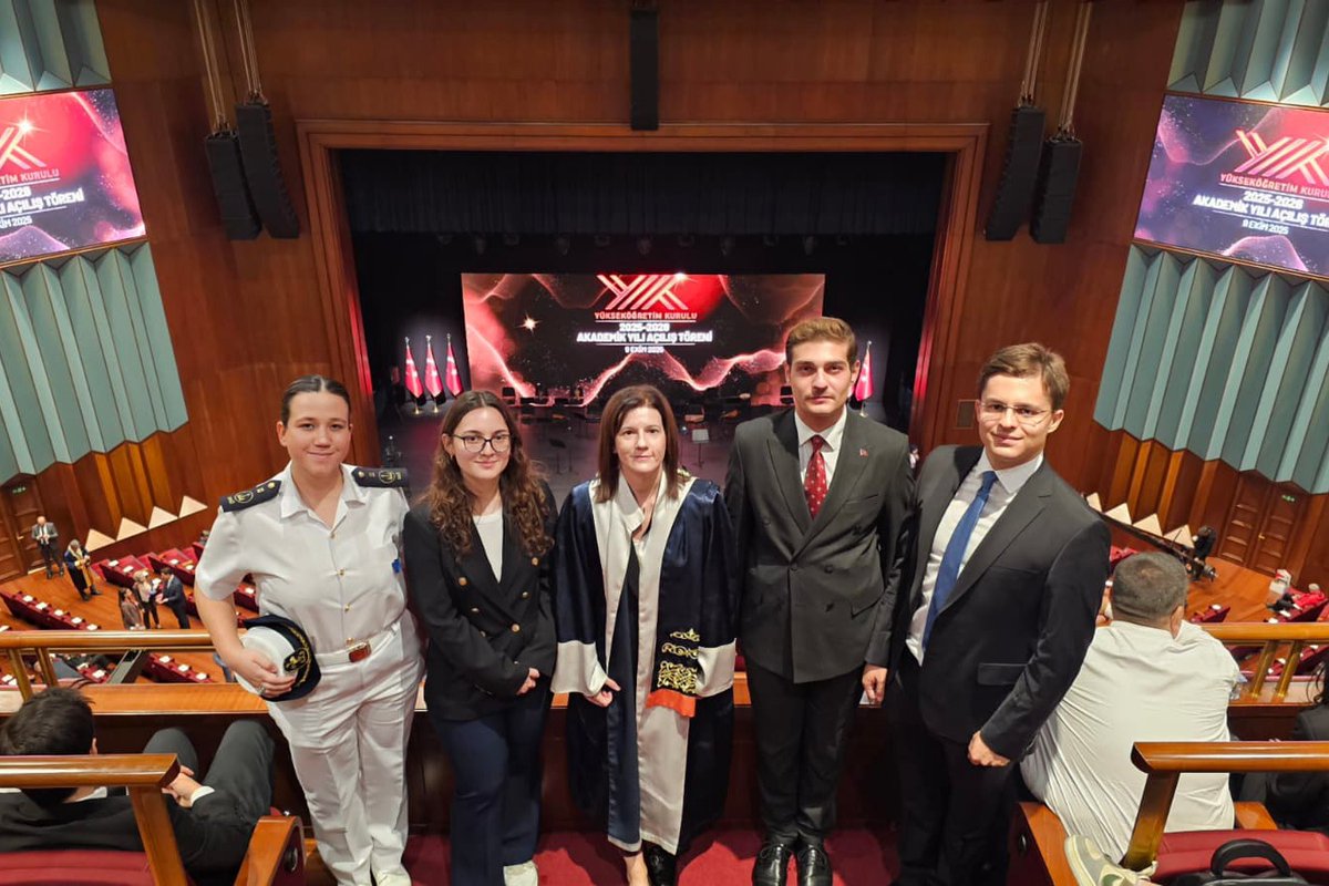 🇹🇷 Cumhurbaşkanımız Sayın Recep Tayyip Erdoğan’ın teşrifleriyle Cumhurbaşkanlığı Külliyesi’nde gerçekleştirilen 2025-2026 YÖK Akademik Yıl Açılış Töreni’nde Dokuz Eylül Üniversitesi gururla temsil edildi.

🏛️ Rektörümüz Prof. Dr. Bayram Yılmaz; Rektör Yardımcımız Prof. Dr. Mehmet