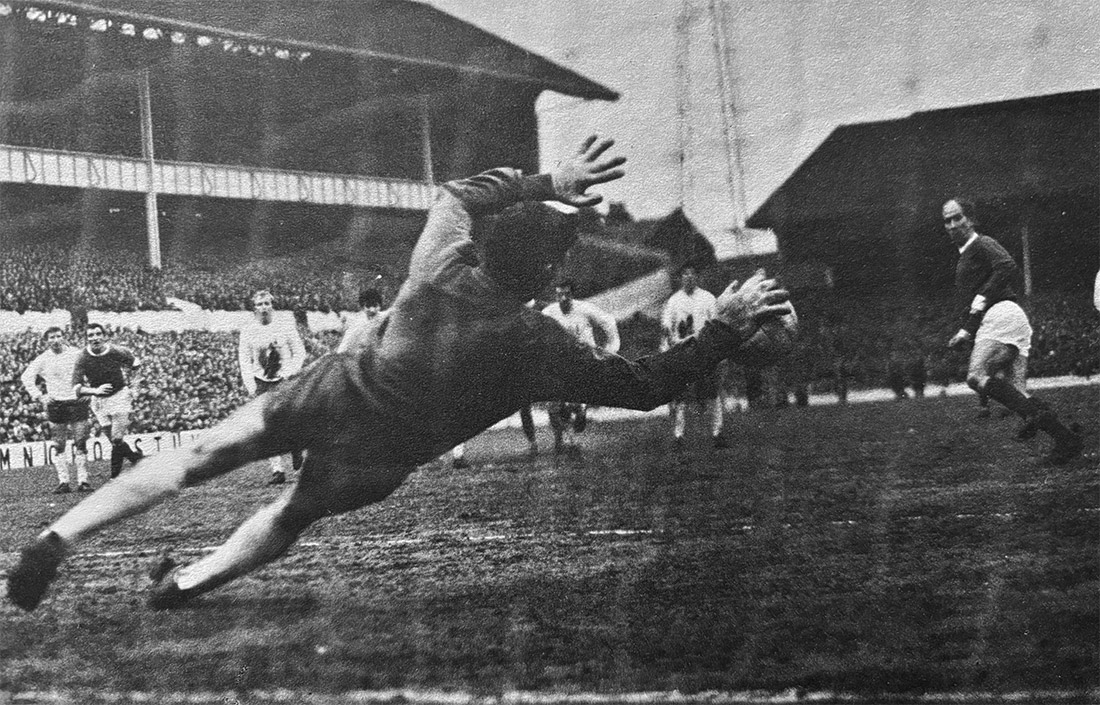 goalkeepersdiff's tweet image. Pat Jennings saves a Bobby Charlton penalty during a Tottenham Hotspur vs Manchester United clash at White Hart Lane during the 1960s.