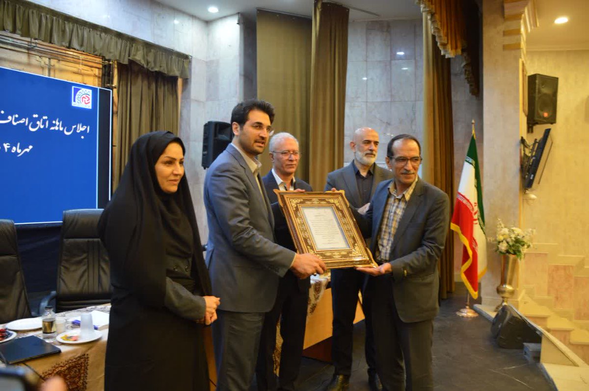 Beheshtehashtom's tweet photo. در جلسه اصناف اصفهان که استاندار و نماینده مردم اصفهان در مجلس شورای اسلامی حضور داشتند، بابت تامین اعتبار کامل بیمارستان کودکان امام حسین (ع) اصفهان از محل طرح نشان‌دار کردن مالیات از رییس‌کل سازمان امور مالیاتی کشور تقدیر شد.
#سبحانیان 
#مطالبه_اجتماعی https://t.co/iEM2Z5njzw