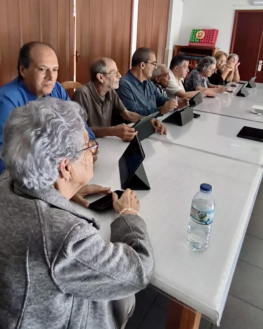 ratoadcc's tweet image. 📸
🇵🇹 O mês do Idoso é uma oportunidade de trabalhar em #parceria desta vez com a AURPIM.
Esta atividade é realizada no âmbito do projeto "Retirar das Margens, Intervir no Social" do @CMSeixal do Seixal no âmbito do Portugal2030.
#SempreAAprender
. . .
🇬🇧 Informatics #workshop