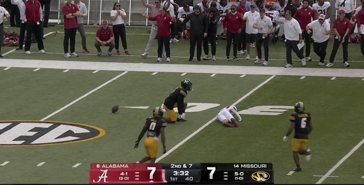 aldotcomTide's tweet image. Scary hit on freshman Alabama wide receiver Derek Meadows. He was able to stand on his feet and have help as he walked into the locker room.

#alabamafootball