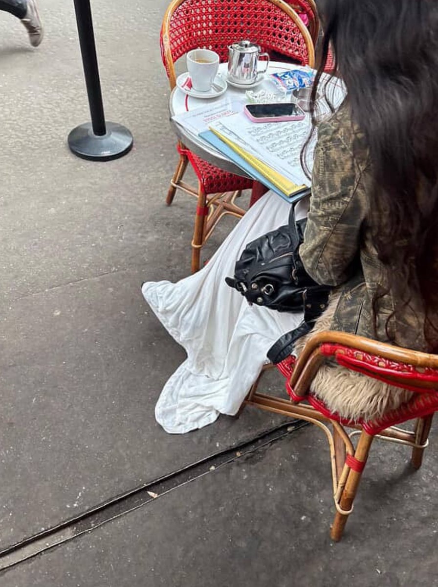 rosaliaposting's tweet image. Rosalía tomando un café y leyendo en Paris