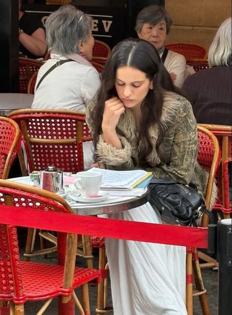 rosaliaposting's tweet image. Rosalía tomando un café y leyendo en Paris