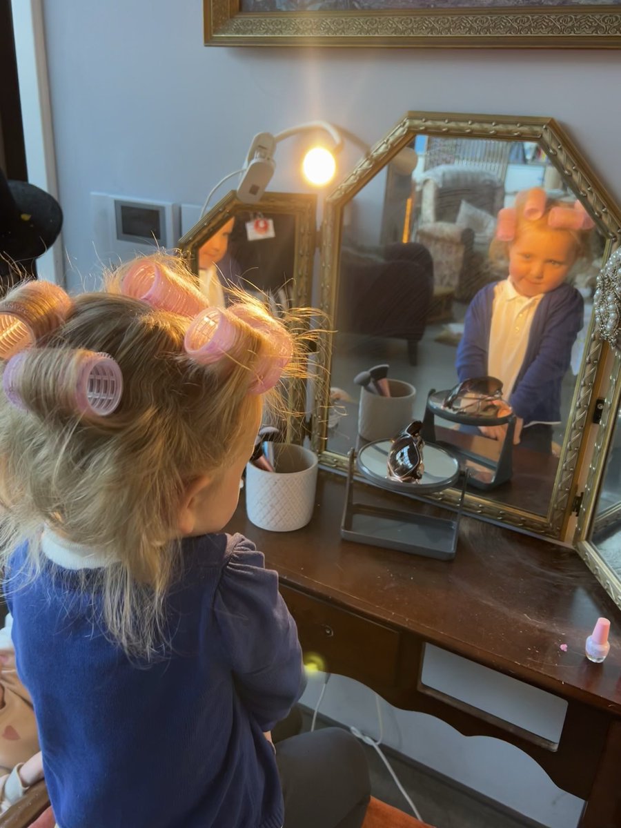 Marresshouse's tweet image. From brushes to blush! Our budding stylists are expressing themselves through hair and makeup role play - developing their imagination, fine motor skills and social interactions 🌟 #EarlyYears #LearningThroughPlay #ExpressiveArts