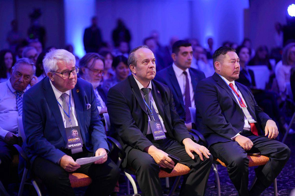 Včeraj in danes sem bil gost in govornik na 6. srečanju Make Europe Great Again v Dubrovniku, ki je bilo posvečeno spominu na umorjenega Charlieja Kirka in vrednotam, ki jim je posvetil svoje življenje: svobodi, veselju do življenja, domoljubju, krščanstvu in svobodi govora. 🇸🇮