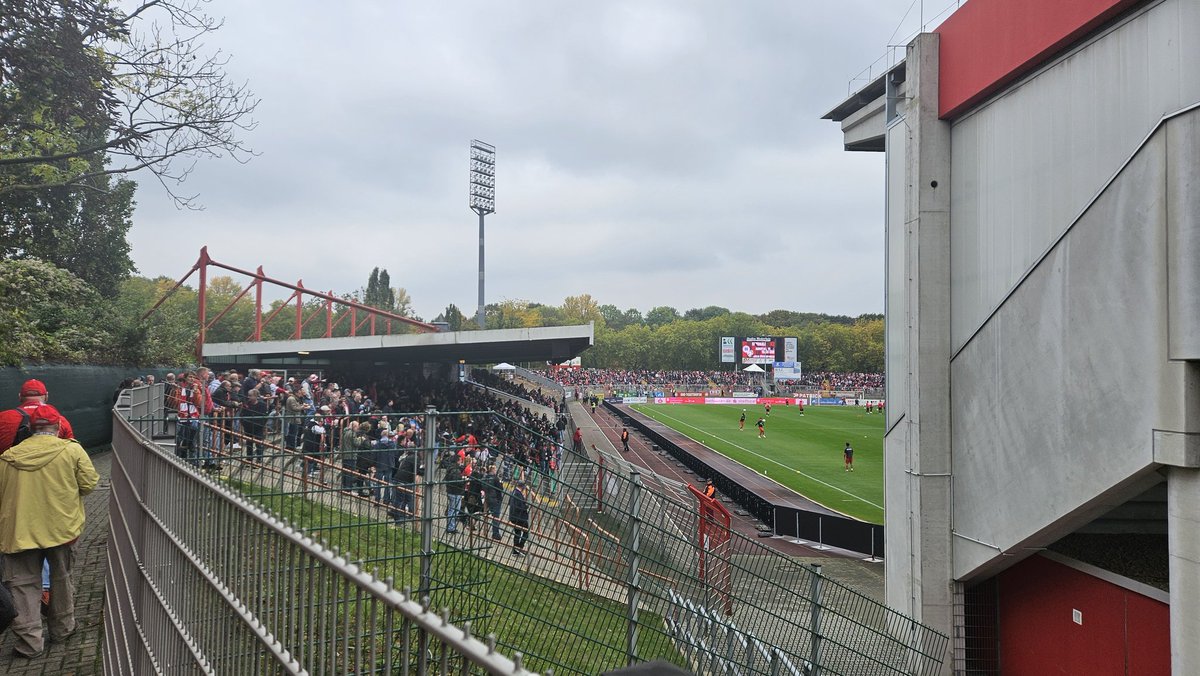 sua62's tweet photo. #RWO #rworwe #niederrheinderby unverhofft kommt oft! https://t.co/nUfjyNg5lb