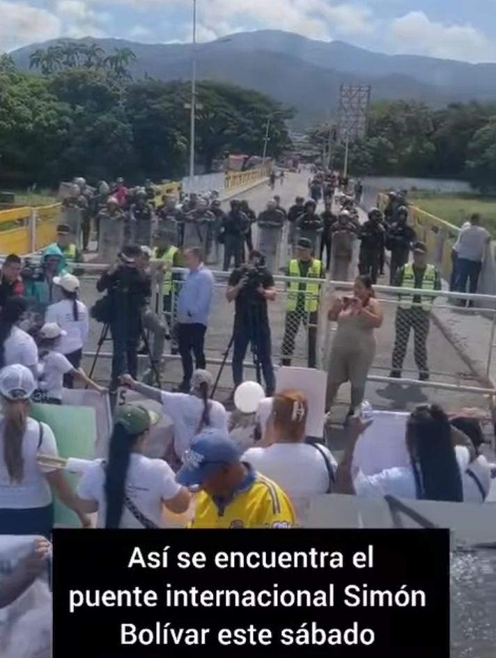 Del lado Venezolano, funcionarios de la GN armados y con equipos anti motín. Del lado colombiano, familiares de presos colombianos en Venezuela armados con globos y pancartas.