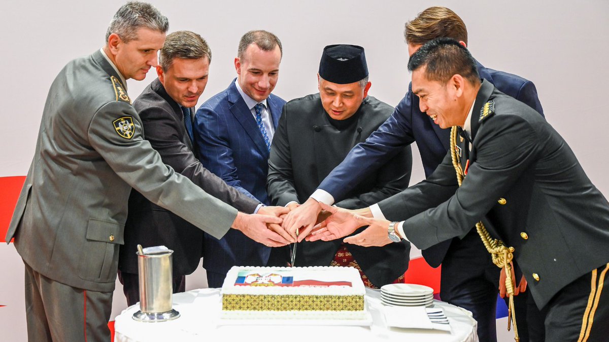 TheDCmagazine's tweet photo. Dan kada je Indonezija postala jedna priča. Diplomacy&amp;Commerce je prisustvovao prijemu u hotelu Hyatt Regency koji je organizovala @INAinBelgrade povodom 80. godišnjice Dana nezavisnosti i Dana oružanih snaga (TNI). #Indonesia #Belgrade #TNI https://t.co/AyuryC5uNE