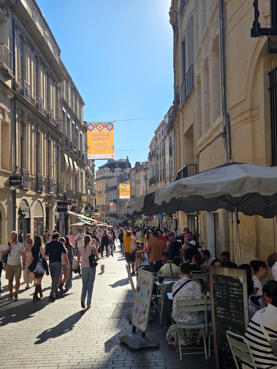 ADeljarry's tweet photo. Beaucoup beaucoup de monde aujourd’hui en centre-ville de @montpellier_ à l’occasion du #GrandBazar
Une affluence qui fait plaisir à voir.
Des animations, de bonnes affaires, le soleil au rdv… une belle journée au service des commerce local https://t.co/84lZ8RuxRt