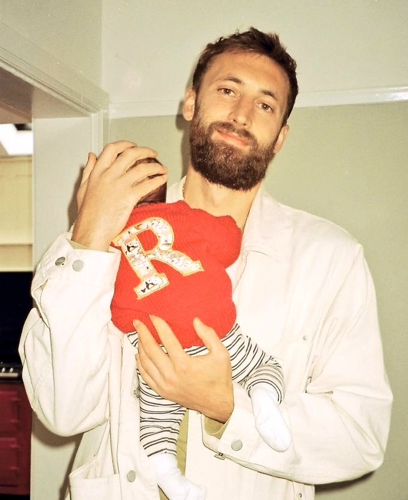 oasisworld_'s tweet image. LIAM GALLAGHER IS OFFICIALLY A GRANDFATHER 

His daughter Molly Moorish Gallagher has shared photos of son Rudy whom she gave birth to in September. The father is Footballer Nathaniel Phillips.

#Oasis