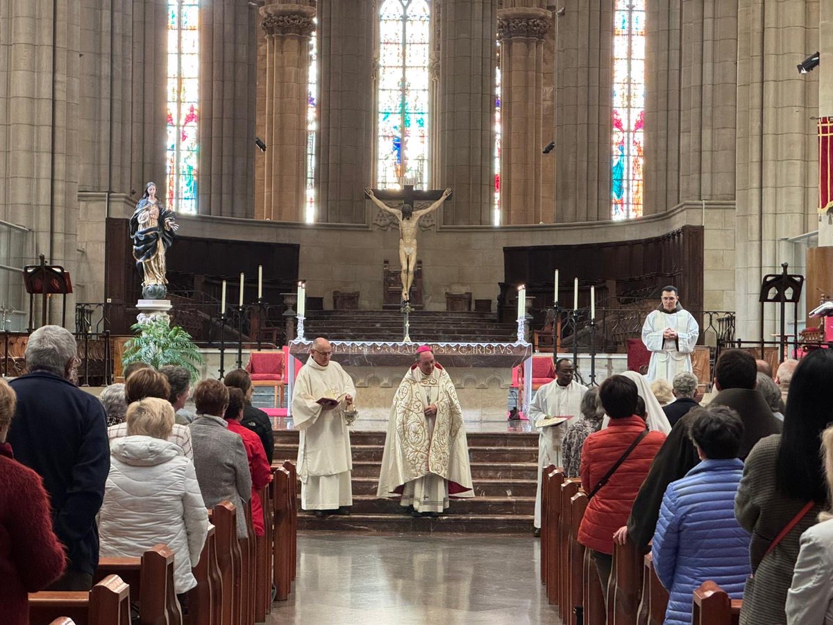 Diócesis de Vitoria - Gasteizko Elizbarrutia (@diocesisvitoria) on Twitter photo 🙏🏻📿 Cientos de personas se citan en Vitoria a la llamada del Papa León XIV por la paz en el mundo.
“Lo que parecía imposible parece que es posible en Gaza y puede serlo posible también en Ucrania y en muchas zonas de guerra. Vamos a rezar aquí y ahora por ello” <a href="/ObispodeVitoria/">Obispo Juan Carlos Elizalde</a> 🙏🏻📿 Cientos de personas se citan en Vitoria a la llamada del Papa León XIV por la paz en el mundo.
“Lo que parecía imposible parece que es posible en Gaza y puede serlo posible también en Ucrania y en muchas zonas de guerra. Vamos a rezar aquí y ahora por ello” <a href="/ObispodeVitoria/">Obispo Juan Carlos Elizalde</a>