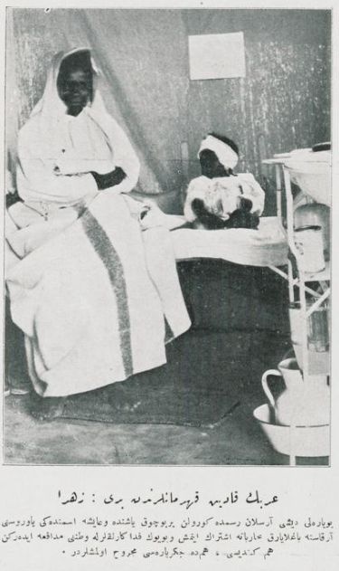 Trablusgarp Cihadından bir insan hikayesi:

"Arabın Kadın Kahramanlarından Biri: Zehra

Bu yaralı dişi arslan resimde görülen bir buçuk yaşında ve Ayşe ismindeki yavrusunu arkasına bağlayarak muharebeye iştirak etmiş (çatışmalara katılmış) ve büyük fedakarlıklarla vatanını