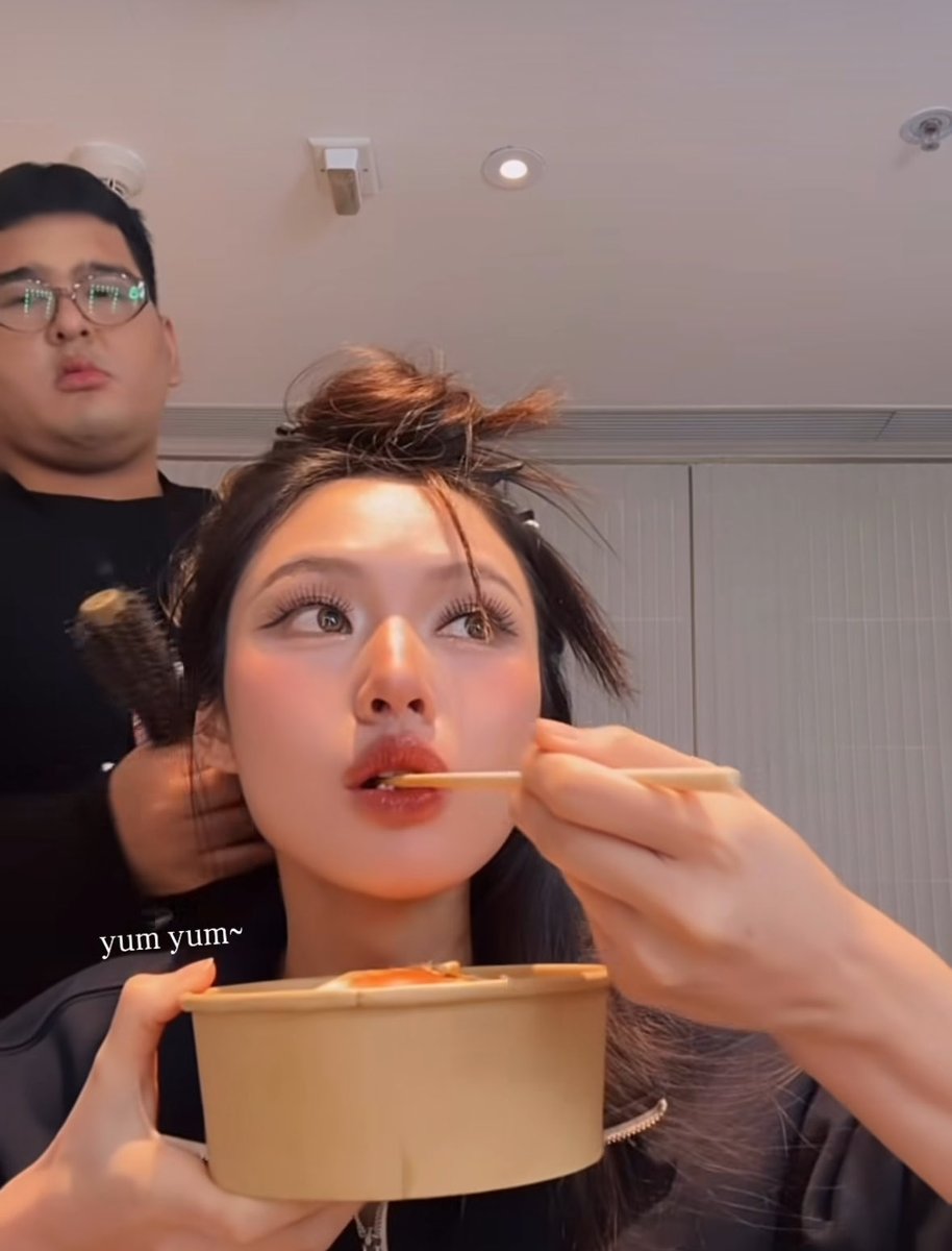 glloverx's tweet image. how on earth is it possible to be this pretty? #ลูกหมีซอนญ่า #LMSY #LMlookmhee