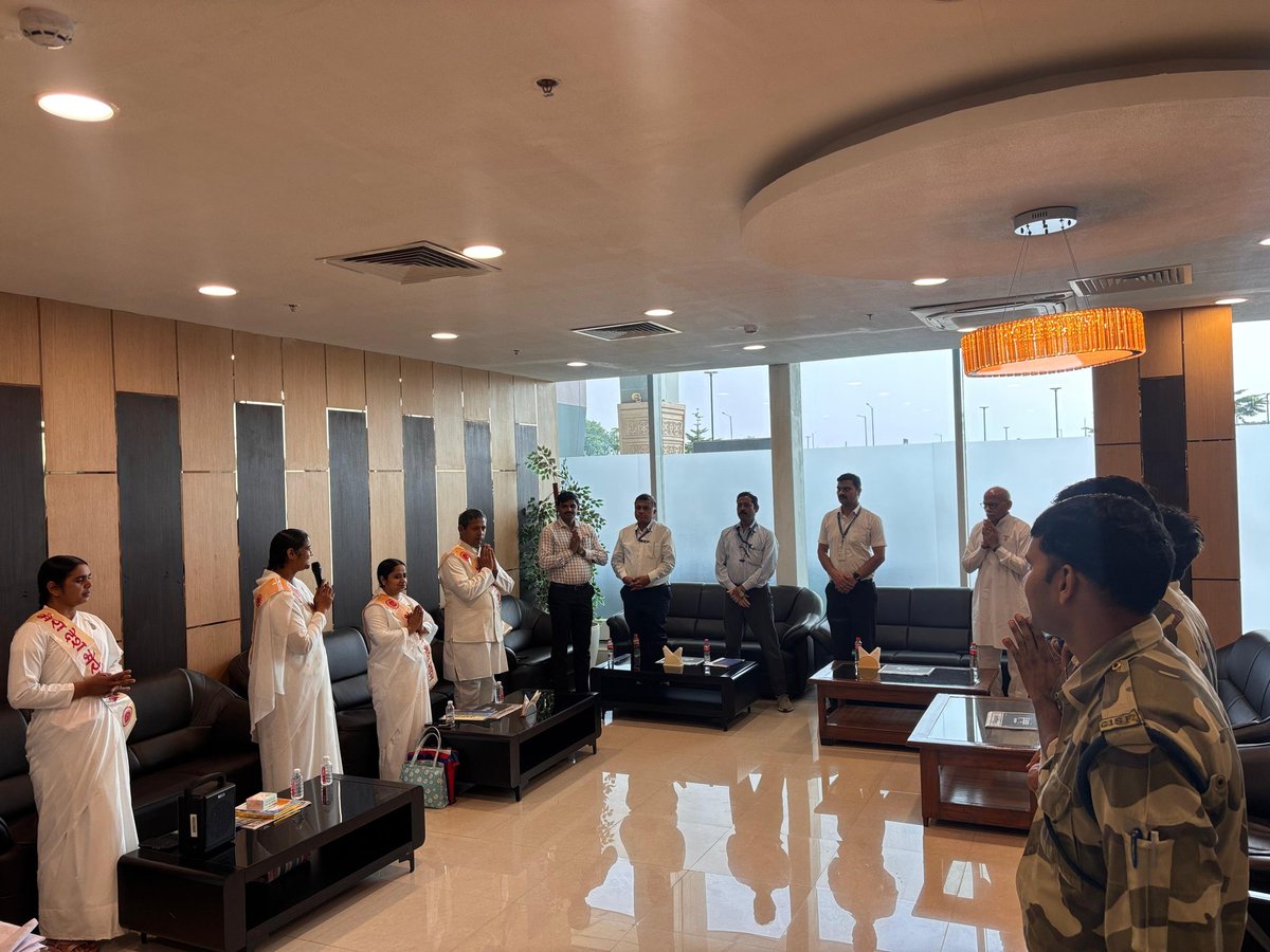 aai_gwalior's tweet image. &quot;मेरा देश, मेरी शान&quot; कार्यक्रम के अंतर्गत ब्रह्माकुमारी संस्थान द्वारा ग्वालियर विमानतल पर मानसिक स्वास्थ्य एवं ध्यान के महत्व पर प्रेरणादायी सत्र आयोजित किया गया, जिससे कर्मचारियों को आंतरिक शांति व सकारात्मक सोच अपनाने की प्रेरणा मिली। @AAI_Official @RednR @MoCA_GoI