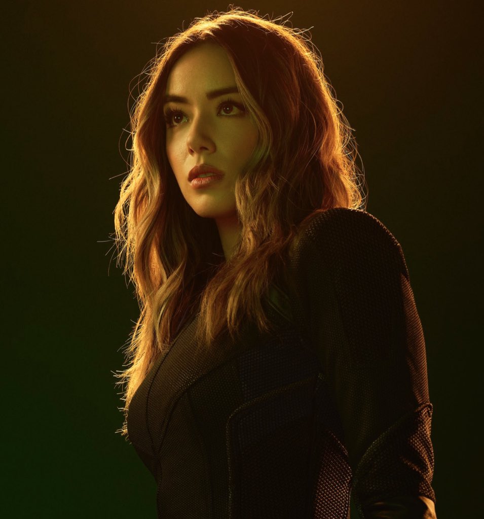 nacaomarvell's tweet photo. Chloe Bennett sobre o MCU refazendo coisas que foram feitas pela primeira vez em "AGENTS OF S.H.I.E.L.D.":

"Para ser completamente honesta, fizemos tudo melhor. Porque é preciso considerar os recursos que tínhamos e o cronograma que tínhamos." https://t.co/djeQJmG38m