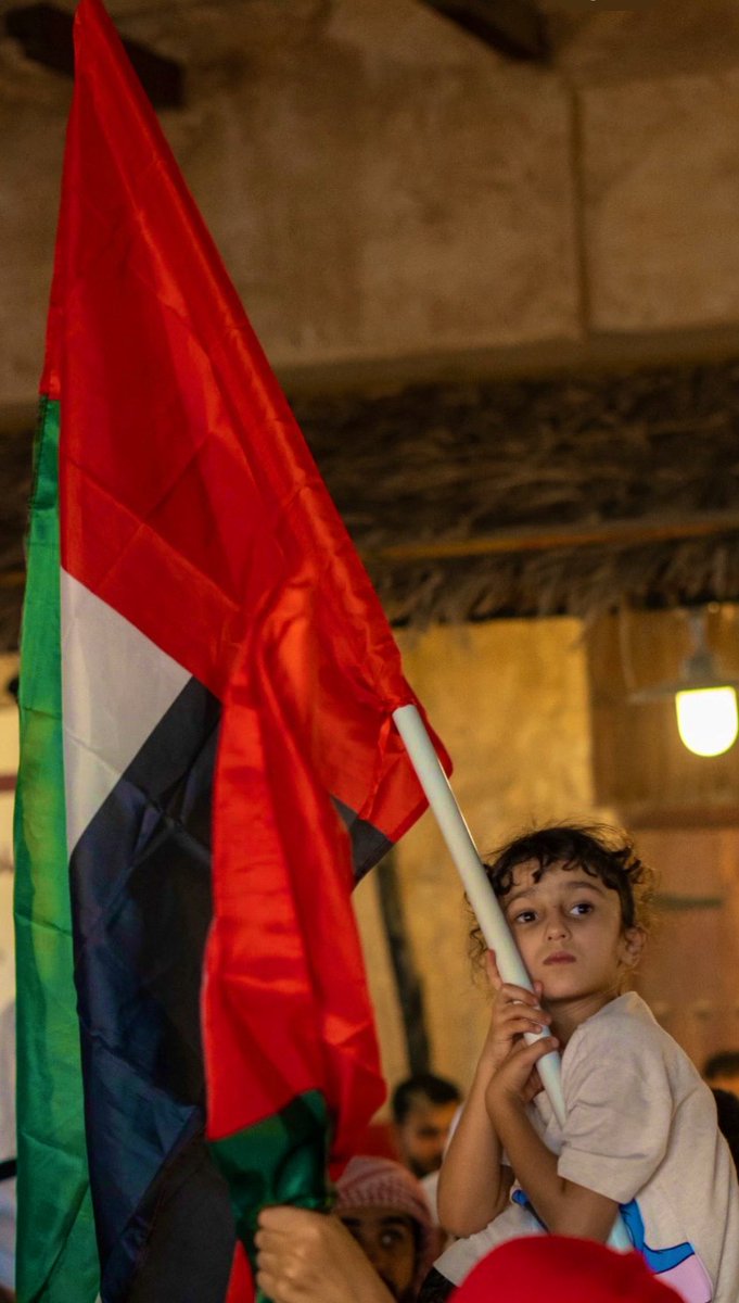 aref_omar's tweet image. متسنده .. متفاءله .. مطمئنه 
تحضن علم تشمخ به أمجاد ورجال  
حلم الوطن .. بعيونها اليوم ..كنه 
يروي حكاية شعب وطموح وآمال

#حلم_وطن #الامارات