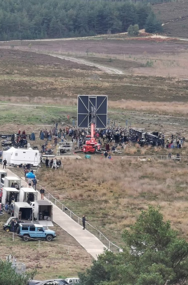 على اللي جالس أشوفه الأن واضح أننا مقبلين على معركتين ضخمة بالموسم الثالث الأولى ستكون للجان في ايريادور والأخرى ستكون لرجال نومينور في بيلارغير⚔️🔥. طبعا كتوقع شخصي ماتوقع انه بيكون فيه تدخل عسكري كبير بمعنى نومينور ما راح تدخل بكامل عتادها بل بتكتفي بقواتها اللي ارسلتها مع