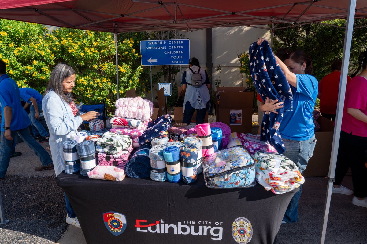 EdinburgPd's tweet photo. 🧣 What a great turnout! Today’s Faith &amp; Blue Tailgate brought the community together as Edinburg PD officers and local clergy wrapped up the blanket drive. Thank you to everyone who stopped by and donated blankets to help keep Edinburg families warm this winter.  #EdinburgHelps https://t.co/hVuS21H6Iq