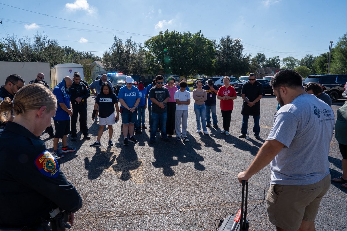 EdinburgPd's tweet photo. 🧣 What a great turnout! Today’s Faith &amp; Blue Tailgate brought the community together as Edinburg PD officers and local clergy wrapped up the blanket drive. Thank you to everyone who stopped by and donated blankets to help keep Edinburg families warm this winter.  #EdinburgHelps https://t.co/hVuS21H6Iq