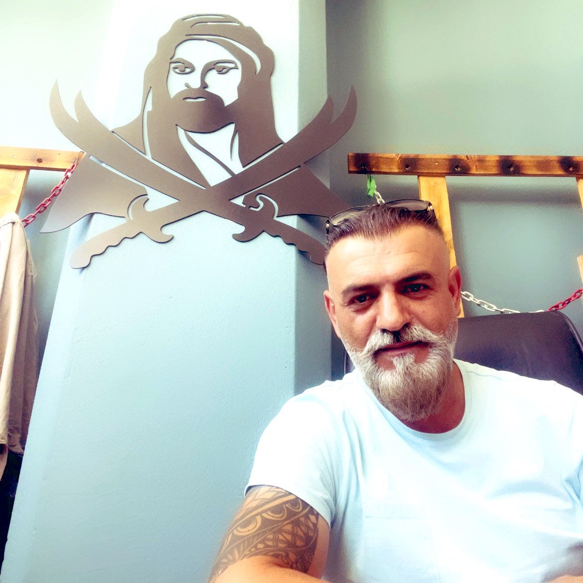 2162yoldas's tweet photo. Madem hiçbir tanrı 
korumadı seni…
Ve madem hayatın 
yanık kokuyorsa…
O zaman yak kendini
Dünya da seninle yansın… https://t.co/tHbZpW6DUC