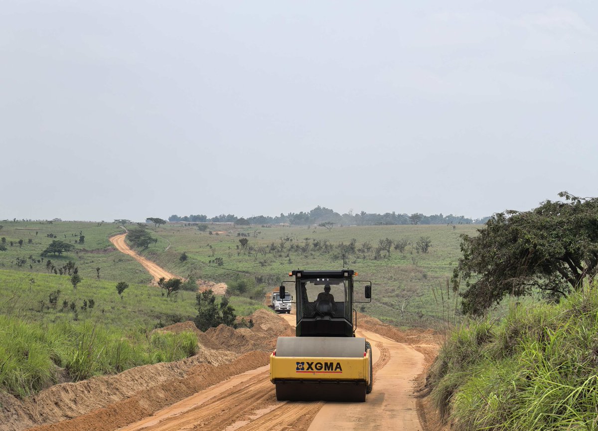 #Infrastructure｜📍#Kwilu: Le 10 octobre ,  la route Ingudi - Idiofa de 50 kilomètres  a été entièrement connecté.
Une fois ce projet clé achevé, les conditions routières ont été considérablement améliorées.
 La route étant désormais ouverte, les engins lourds n'ont plus besoin