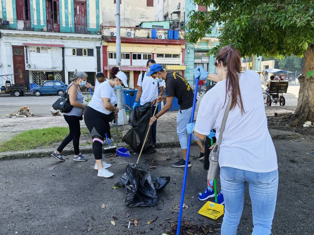 Trabajadores de <a href="/ETECSA_Cuba/">ETECSA</a> se sumaron a las labores de higinienización en Centro Habana: en el popular Parque El Curita hicieron limpieza y recogida de basura, para contribuir a la belleza de #LaHabanaDeTodos. 
#LaHabanaViveEnMí