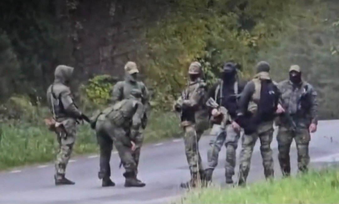 InsiderGeo's tweet image. UPDATE: Armed Russian soldiers were spotted standing inside the Saatse Boot Border patrols reported unusually large armed groups, definitely not border guards moving along the road.