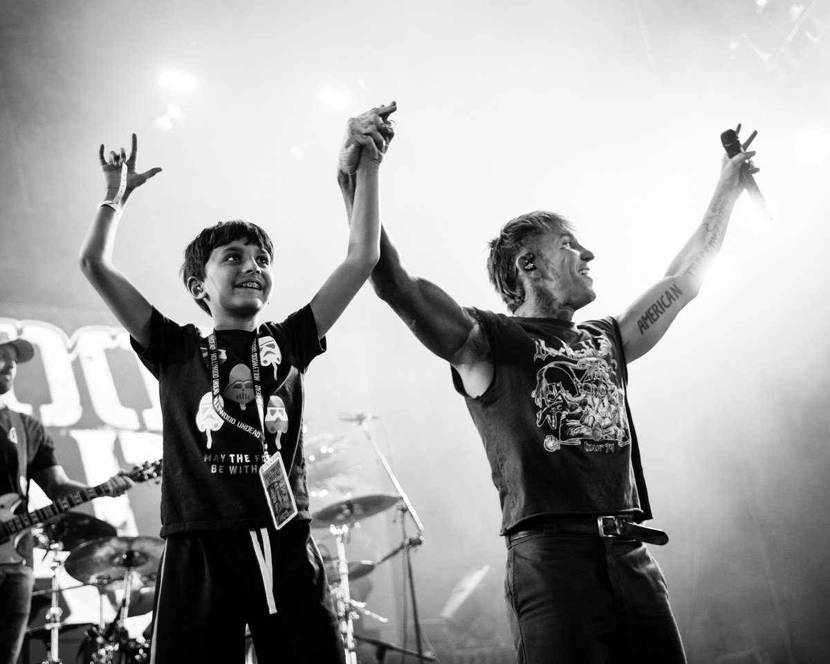 Core memory unlocked 🔓 <a href="/hollywoodundead/">Hollywood Undead</a> made Tyler's whole summer when Charlie Scene invited him on stage at Riverbend Music Center! 

The young fan got to introduce "Comin' In Hot" and rocked with the members through the whole song. As you can see, the kid's a natural.

📷