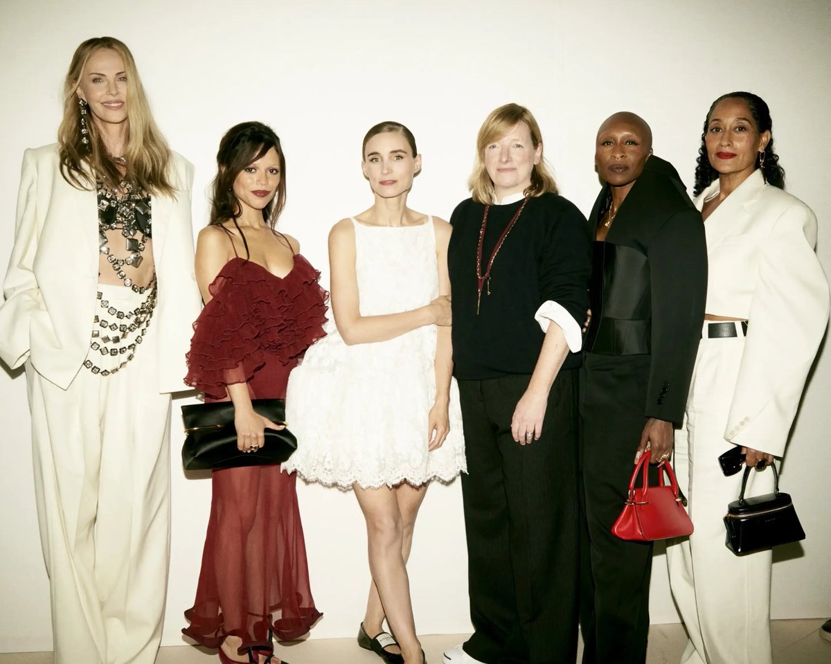 Finally found the group picture they shot!! Queens 👑

Jenna Ortega w Charlize Theron, Rooney Mara, Sarah Burton, Cynthia Erivo &amp; Tracee Ellis Ross at GIVENCHY Spring Summer 2026 Womenswear Show Paris Fashion Week 📸Paris Match