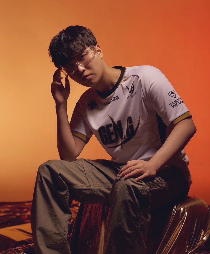 kim kiin and his inability to keep his legs closed (thank you geng.)