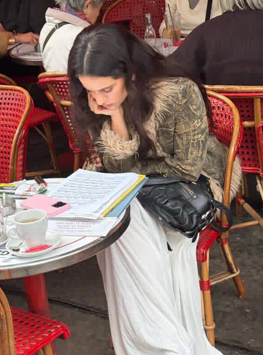 rosaliaposting's tweet image. Rosalía leyendo partituras en una cafetería en Paris 🎶