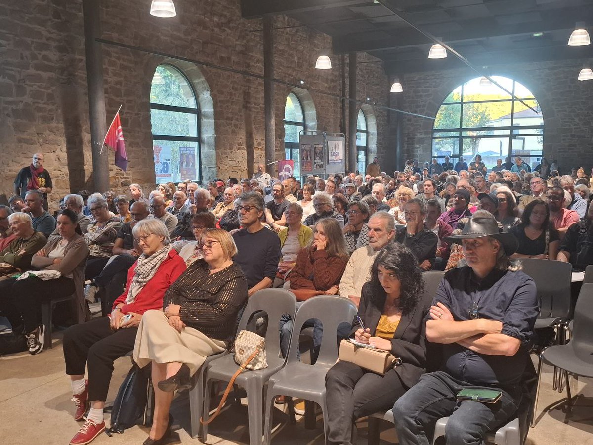 LauAlexandre12's tweet image. À #Aubin dans l'Aveyron, 500 personnes sont mobilisées pour un autre budget avec @ericcoquerel. Les gens savent que #Macron se fiche d'eux. Avec le programme du #NFP, un autre budget est possible !