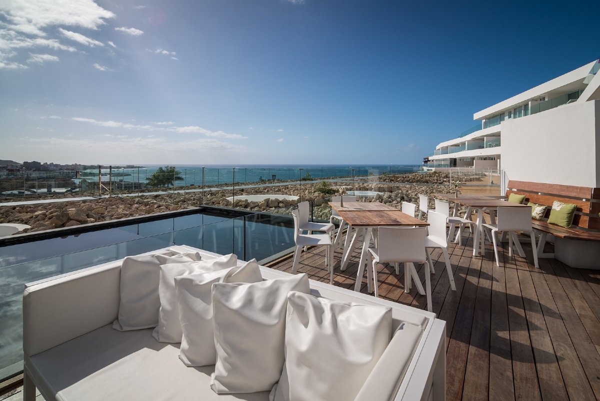 ✈️ Cuando se trata de viajar en otoño, la diferencia está en los detalles.

En <a href="/adrianhoteles/">Adrian Hoteles</a>, Bahía del Duque, Baobab Suites, vivir el otoño es disfrutarlo con calma, buen clima y estilo.

Y tú, ¿cuál eliges? 👇🏻

#EnCuerpoyMente #TurismoCostaAdeje #TurismoDeCalidad