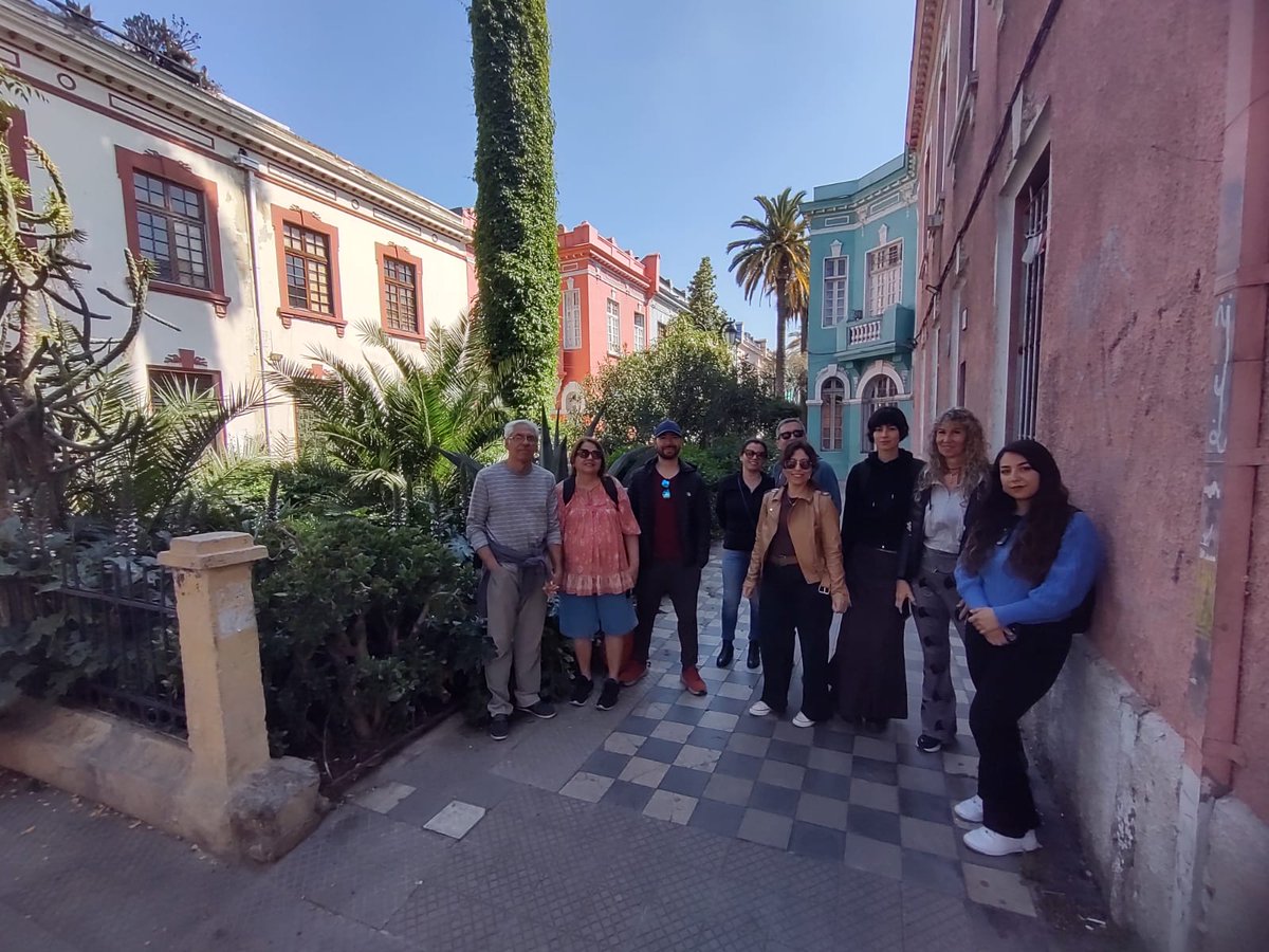 stgoturismo's tweet photo. De Brasil, Argentina y Chile son los visitantes que esta mañana vivieron la experiencia que recorre un rincón imperdible de Santiago. Llegaron con mucho entusiasmo al encuentro con el guía Andrés Donoso para sumarse a nuestro #TourGratis por el Barrio Yungay, que estuvo increíble https://t.co/toFtFH461h