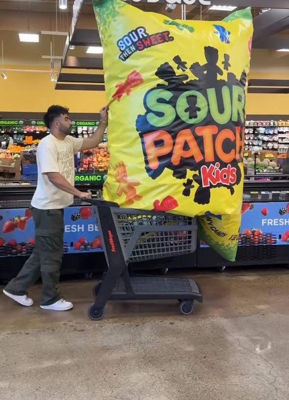 SubrayadoM's tweet photo. 🔥🧸Este hombre, lleno un enorme bolsa de gomitas #SourPatch y luego la regala a la gente que está en la calle
#SubrayadoMx #SoloLoImportante https://t.co/Y5jndQB9Dc