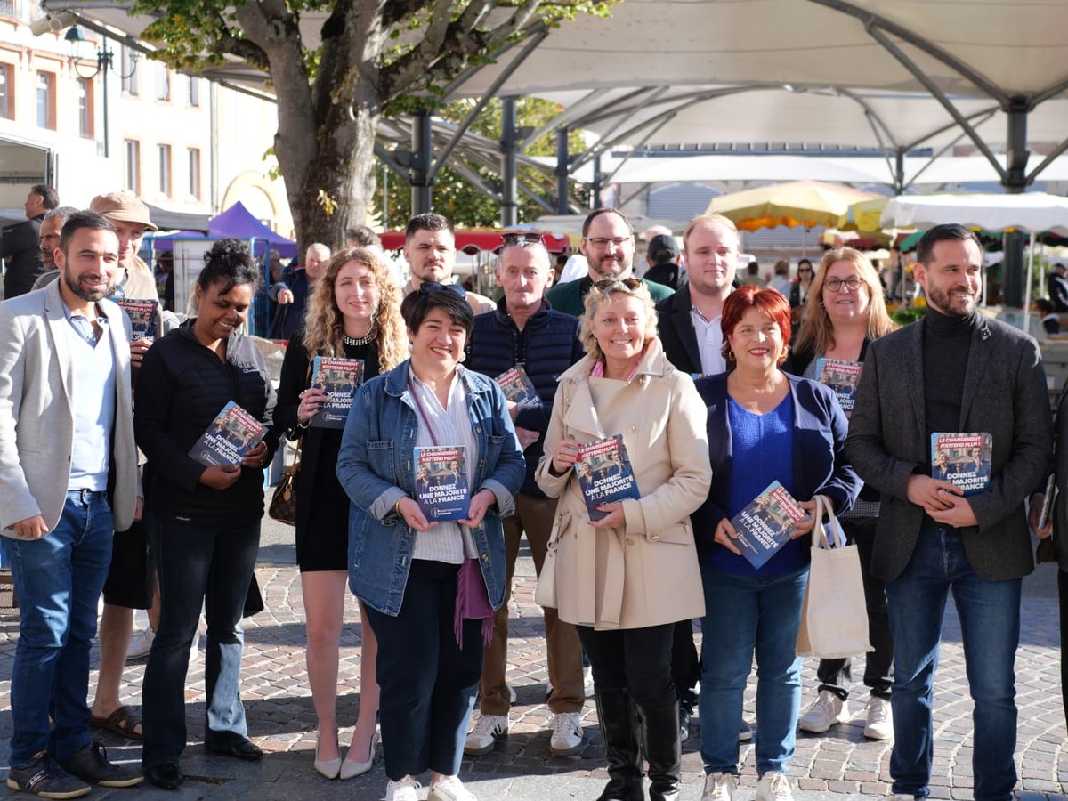 Sur le marché saturnal de #Moissac en présence de notre députée <a href="/marine_hamelet/">Marine Hamelet</a>, des conseillers régionaux <a href="/StephanieGayet/">Stéphanie Gayet</a> et <a href="/q_lamotte/">Quentin Lamotte</a> ainsi que des militants du Rassemblement national.
Un seul mot : #dissolution !