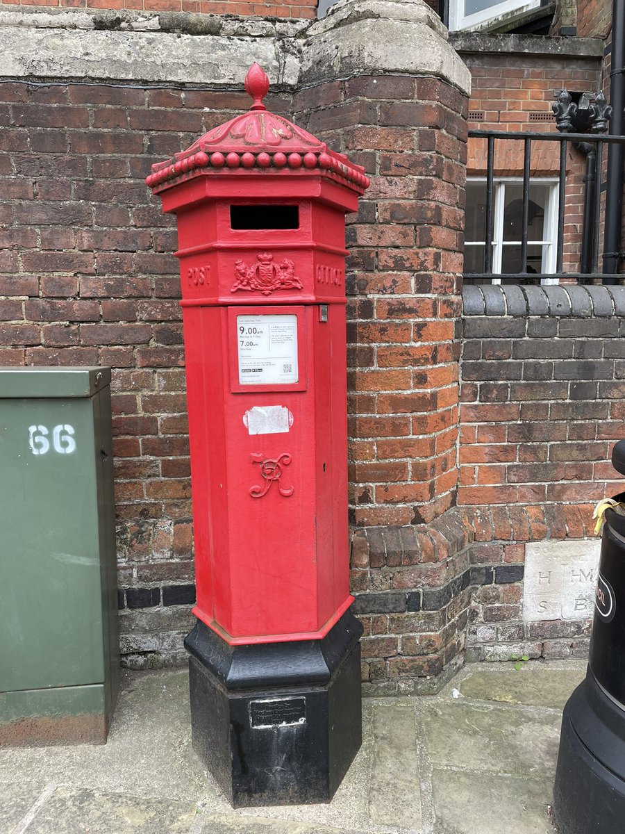 Sunniethehoob's tweet image. #postboxsaturday fancy pants one nr Harrow Public skool.