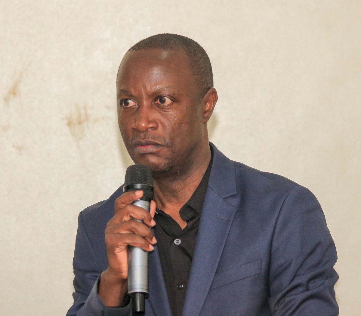 BugandaYouthC's tweet image. Owekitiibwa Sserwanga Robert akubiriza abavubuka bulijjo okufaayo ennyo okusoma ebitabo byabwe, Owekitiibwa agamba abazadde bayita mu bingi okufuna ebisale by'essomero era abaana balina okulaba nti bakozesa omukisa gw'abazadde okubaweerera ensimbi z'abwe zireme kufa bussa.🙏🏿#BYC