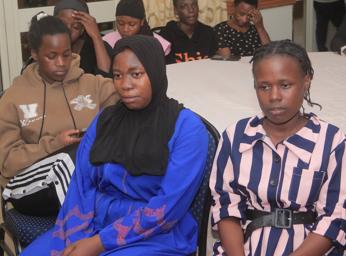 BugandaYouthC's tweet image. Owekitiibwa Sserwanga Robert akubiriza abavubuka bulijjo okufaayo ennyo okusoma ebitabo byabwe, Owekitiibwa agamba abazadde bayita mu bingi okufuna ebisale by'essomero era abaana balina okulaba nti bakozesa omukisa gw'abazadde okubaweerera ensimbi z'abwe zireme kufa bussa.🙏🏿#BYC