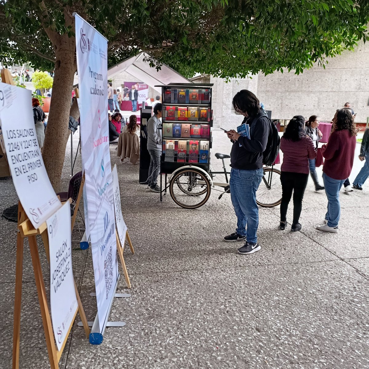 Publicaciones de El Colegio de México (@libroscolmex) on Twitter photo 🎒🏫Inicia la 9ª Feria de licenciaturas y posgrados y café con 
Colmecas alumni.
Te esperamos hoy hasta las 14:00 en nuestras instalaciones. 
¡Conoce cómo formar parte de la #ComunidadColmex! 
En la explanada principal Colmex y la #BiclaColmex con 20% de descuento 🎒🏫Inicia la 9ª Feria de licenciaturas y posgrados y café con 
Colmecas alumni.
Te esperamos hoy hasta las 14:00 en nuestras instalaciones. 
¡Conoce cómo formar parte de la #ComunidadColmex! 
En la explanada principal Colmex y la #BiclaColmex con 20% de descuento